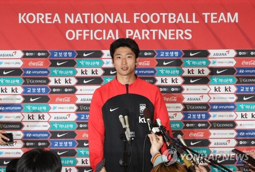 12년 만의 월드컵 16강 진출을 이룬 한국 축구대표팀의 조규성이 7일 오후 인천국제공항을 통해 귀국, 취재진의 질문에 답하고 있다.  영종도=연합뉴스